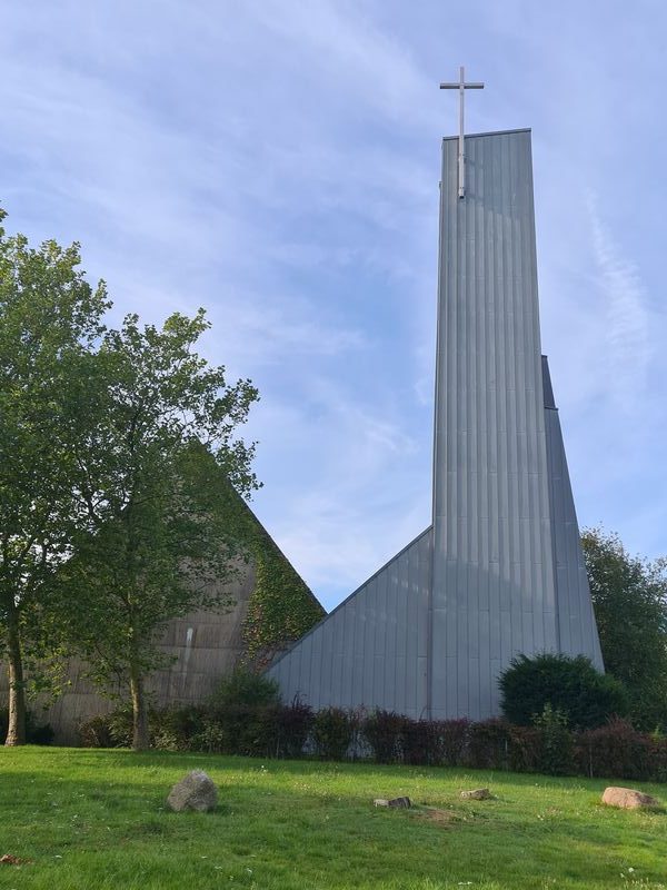 Petruskirche Bremerhaven: Außenansicht der Kirche, in der der Teamer-Kick-off stattfindet